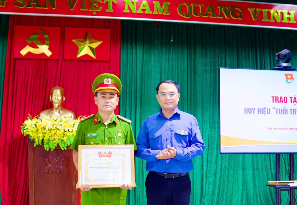 Trao-huy-hieu-dung-cam.jpg