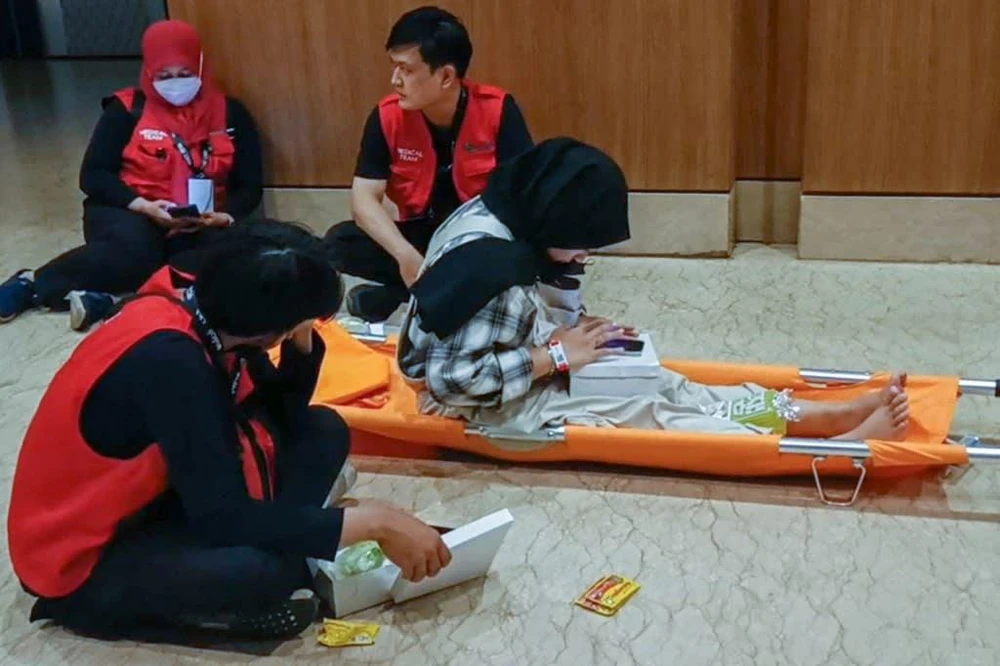 Một người hâm mộ bị đám đông xô đẩy tới ngất xỉu ở buổi diễn của NCT 127 ở thủ đô Jakarta ngày 4-11. Ảnh: AFP