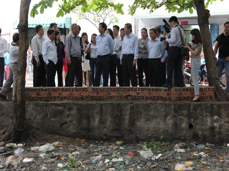 Rạch Hóc Môn nhiều năm nay ngập trong rác, dòng chảy luôn bị tắc chưa được nạo vét, cải tạo và khơi thông