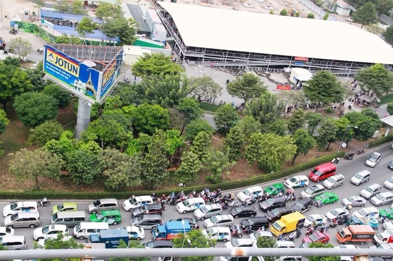 Khu vực xung quanh sân bay Tân Sơn Nhất thường xuyên ùn tắc. Ảnh Nguyễn Tân