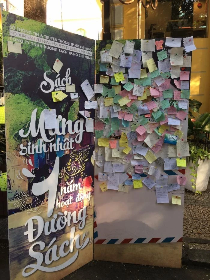 Hàng trăm lời tỏ tình ở đường sách ngày Valentine ảnh 1