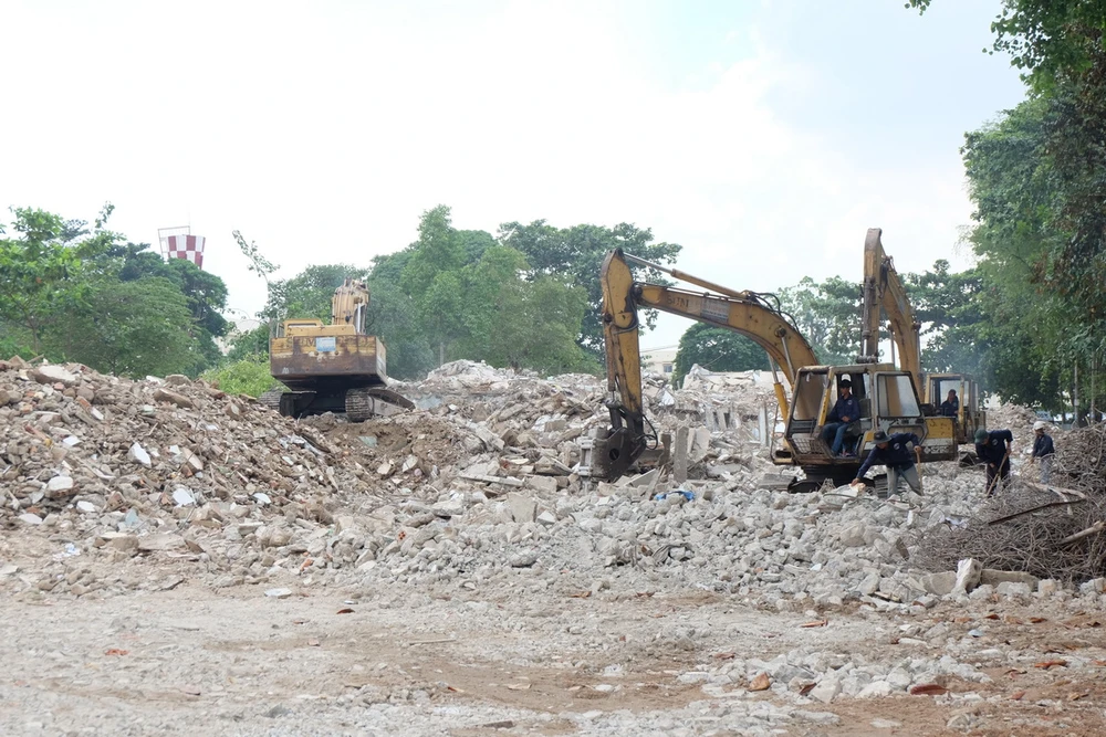 Cận cảnh tháo dỡ chung cư Thanh Đa ảnh 9