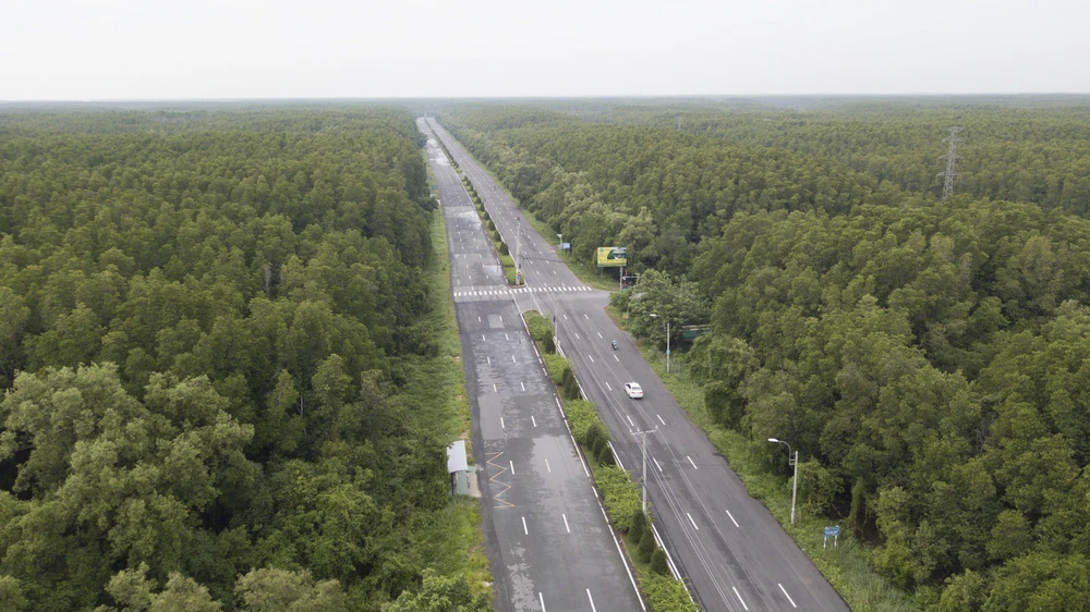 Tuyến đường nối huyện Cần Giờ với trung tâm TP.HCM. Ảnh: LÊ QUÂN