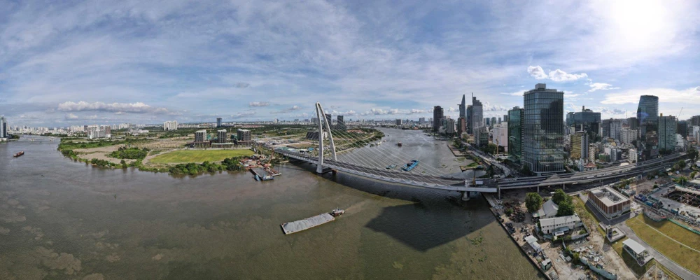 Một góc Thủ Thiêm với cầu Thủ Thiêm 2 sắp hoàn thiện. Ảnh TÂM NGUYỄN