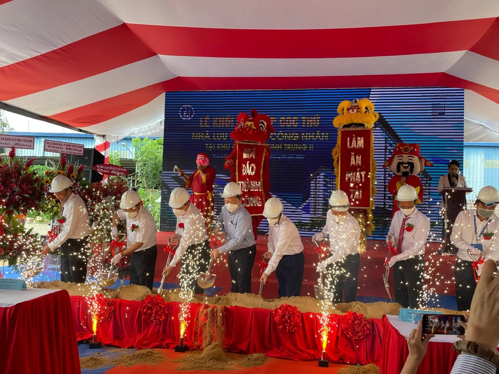 Các đại biểu tham gia lễ ép cọc thử tại buổi lễ động thổ của dự án. Ảnh VIỆT HOA