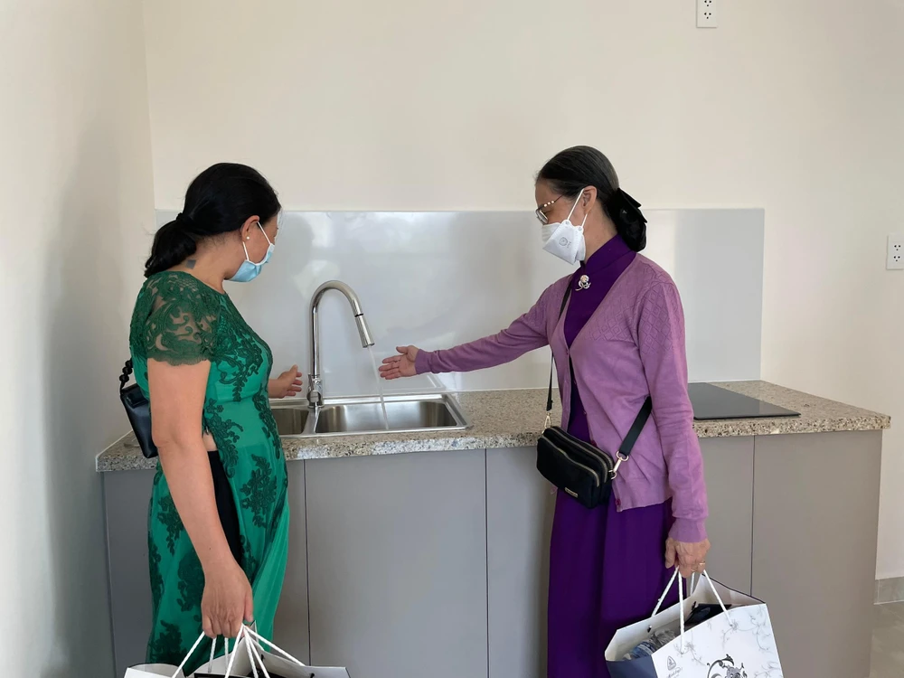 Người dân vui mừng tham quan căn hộ mới sau 11 năm chờ đợi. Ảnh VIỆT HOA