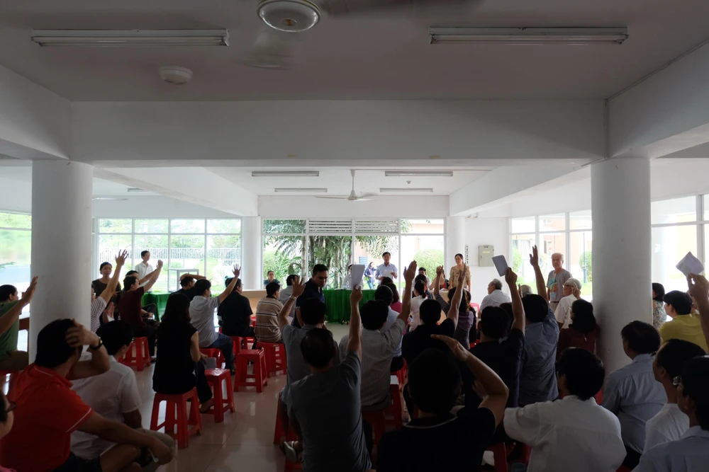 Một cuộc họp giải quyết tranh chấp giữa cư dân, ban quản trị và chính quyền địa phương tại quận 7 năm 2015. Ảnh VIỆT HOA
