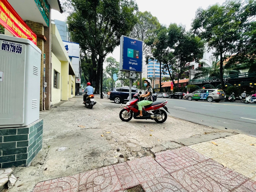 Nhiều tuyến vỉa hè tại khu vực xung quanh Hồ Con Rùa đã vỡ gạch, hư hỏng. Ảnh VIỆT HOA