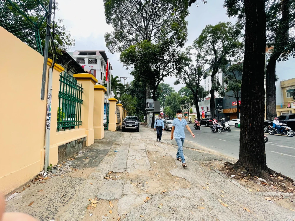 Vỉa hè đường Phạm Ngọc Thạch đa số đã hư hỏng, xuống cấp. Ảnh VIỆT HOA