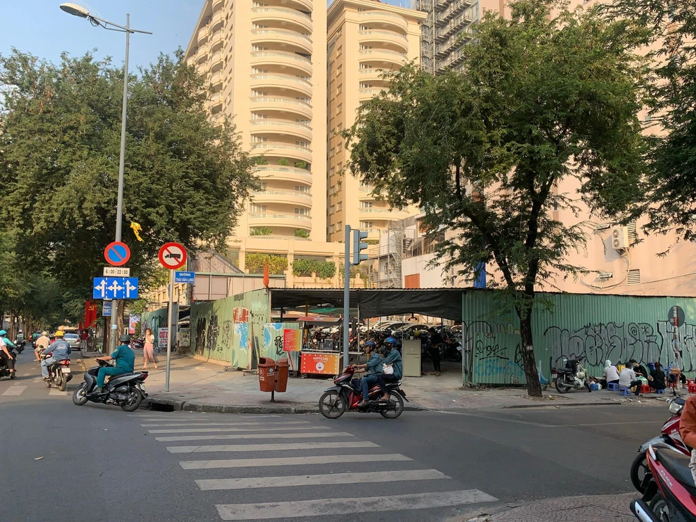 Chung cư 23 Lý Tự Trọng, quận 1 đã tháo dỡ nhiều năm nay nhưng chưa được xây dựng. Ảnh VIỆT HOA