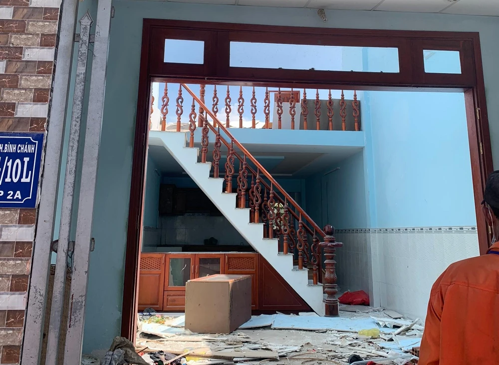 Chùm ảnh: Cưỡng chế 17 căn nhà xây dựng không phép ở Bình Chánh ảnh 4