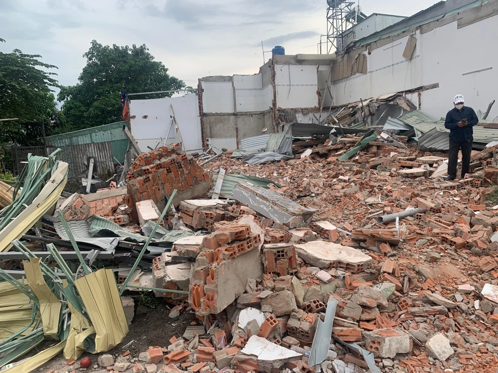 Bà Vầy có hơn 5.000m2 đất được cấp giấy chứng nhận quyền sử dụng đất. Sau đó bán lại bằng giấy tay 1.000m2 cho một người đàn ông tên D. Ông này đã phân thành nhiều lô trái phép và xây nhà không phép, bán cho người dân vào ở. Ảnh VH