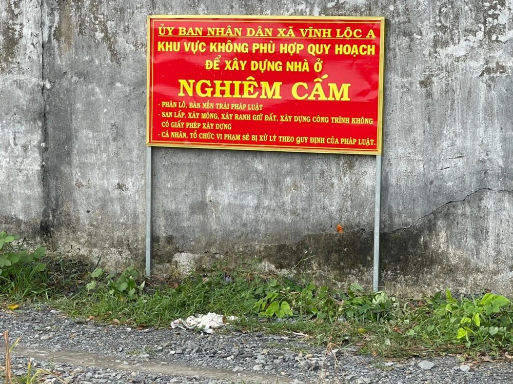 Sau khi tháo dỡ, xã Vĩnh Lộc A đã cắm các biển cảnh báo, nghiêm cấm người dân phân lô, bán nền, xây dựng trái phép trên đất có quy hoạch không phù hợp để xây dựng nhà ở. Ảnh VH