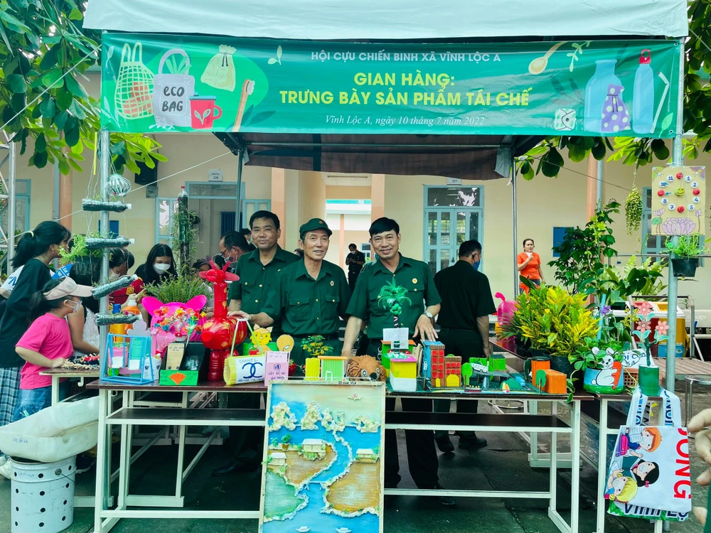 Gian hàng trưng bày sản phẩm tái chế của Hội Cựu chiến binh xã. Ảnh: VIỆT HOA Gian hàng trưng bày sản phẩm tái chế của Hội Cựu chiến binh xã. Ảnh: VIỆT HOA
