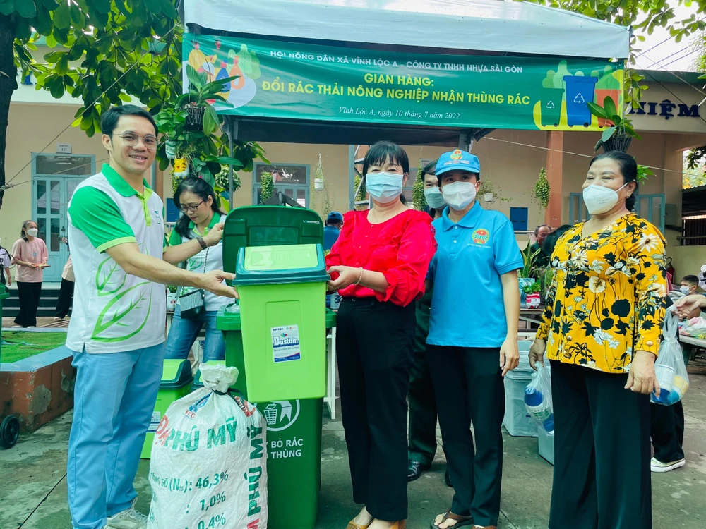 Người dân mang rác thải nông nghiệp (như các vỏ chai thuốc trừ sâu, thuốc bảo vệ thực vật...) đến xã và được tặng thùng rác mang về. Trong hình là gian hàng của Hội nông dân xã. Ảnh: VIỆT HOA Người dân mang rác thải nông nghiệp (như các vỏ chai thuốc trừ sâu, thuốc bảo vệ thực vật...) đến xã và được tặng thùng rác mang về. Trong hình là gian hàng của Hội nông dân xã. Ảnh: VIỆT HOA