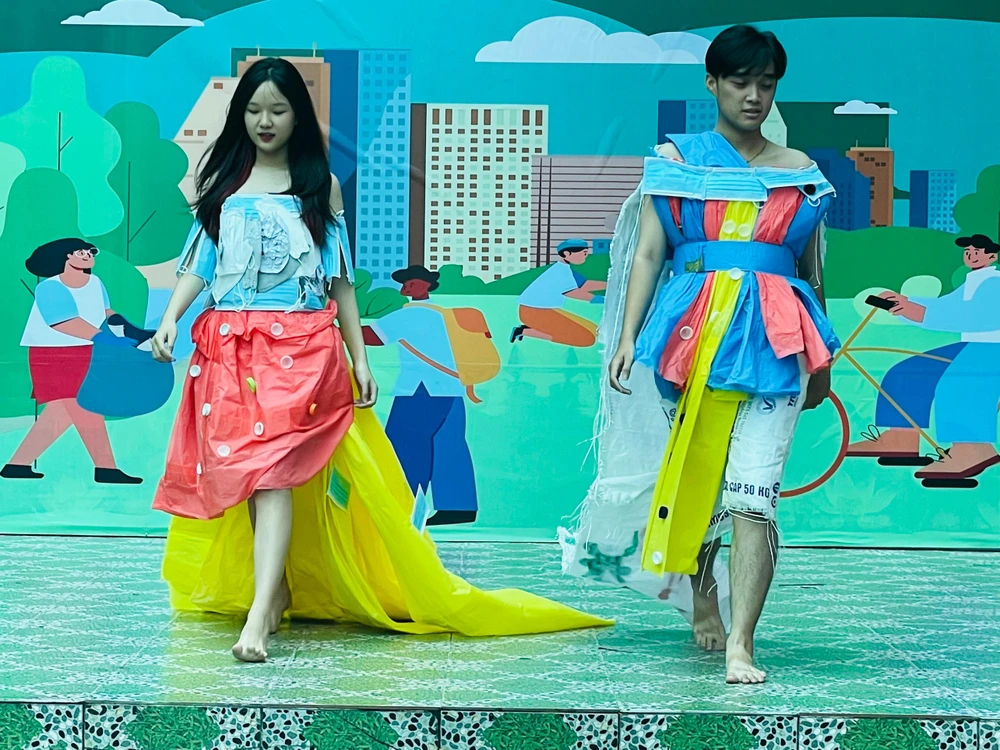 Thời trang làm từ các sản phẩm tái chế được trình diễn tại ngày hội. Ảnh: VIỆT HOA Thời trang làm từ các sản phẩm tái chế được trình diễn tại ngày hội. Ảnh: VIỆT HOA