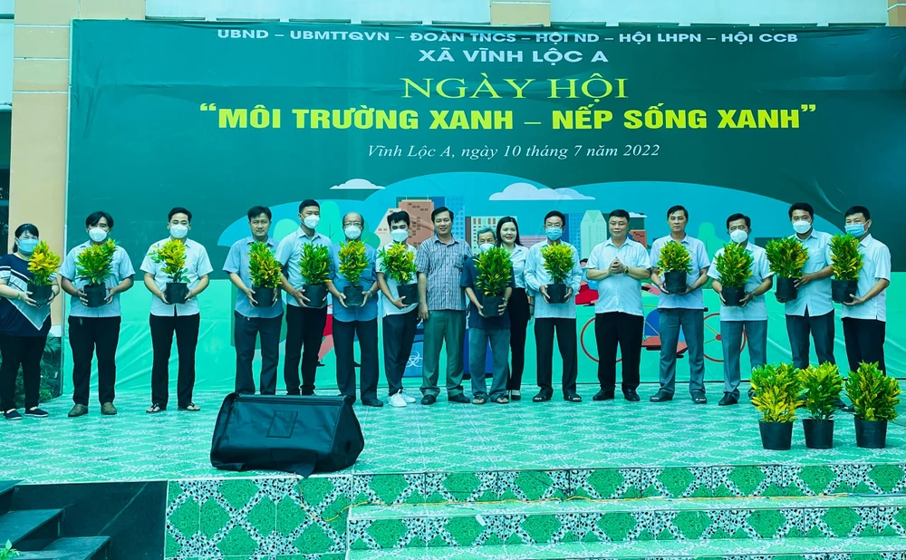 Đại diện 16 ấp tại xã Vĩnh Lộc A được tặng cây xanh. Ảnh: VIỆT HOA Đại diện 16 ấp tại xã Vĩnh Lộc A được tặng cây xanh. Ảnh: VIỆT HOA