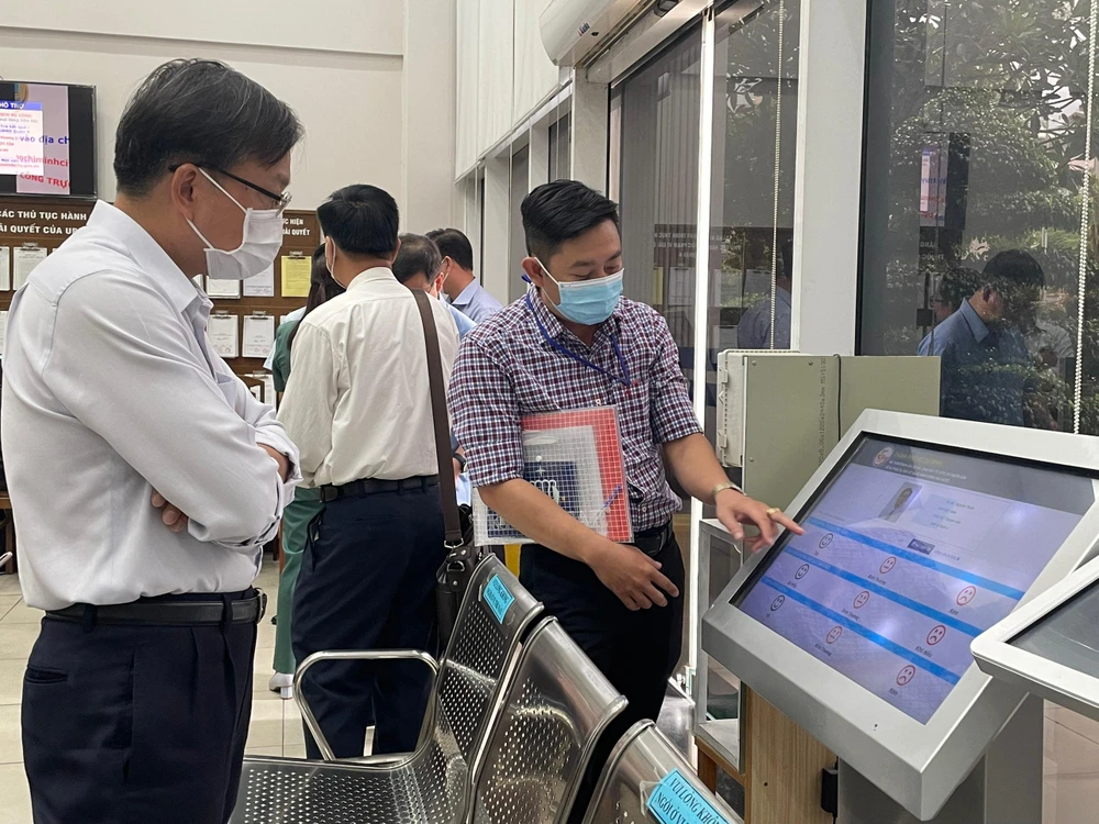 Các kios để người dân đánh giá sự hài lòng về giải quyết TTHC tại quận 4. Ảnh VH