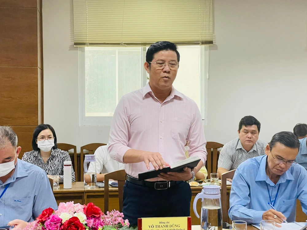 Ông Võ Thanh Dũng, Phó Chủ tịch quận 4 báo cáo về công tác cải cách hành chính trong lĩnh vực đất đai, xây dựng tại quận 4. Ảnh VIỆT HOA