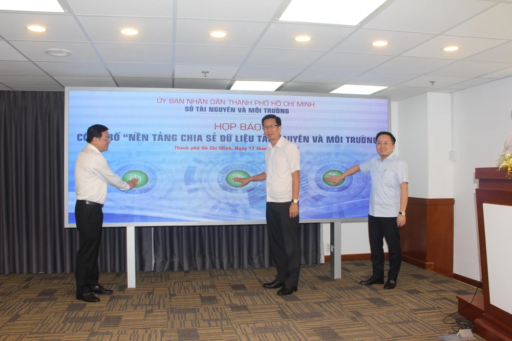 Giám đốc Sở TN&MT Nguyễn Toàn Thắng cùng Phó ban Tuyên giáo Thành uỷ Phạm Đức Hải và Phó Giám đốc Sở TTTT Từ Lương cùng bấm nút ra mắt cổng thông tin nền tảng chia sẻ dữ liệu ngành TN&MT