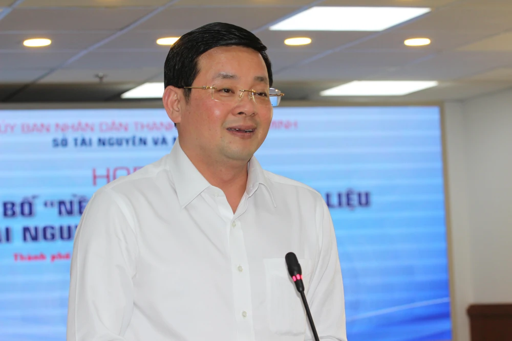 Giám đốc Sở TN&MT trả lời các cơ quan báo chí tại buổi họp báo.Ảnh VH Giám đốc Sở TN&MT trả lời các cơ quan báo chí tại buổi họp báo.Ảnh VH