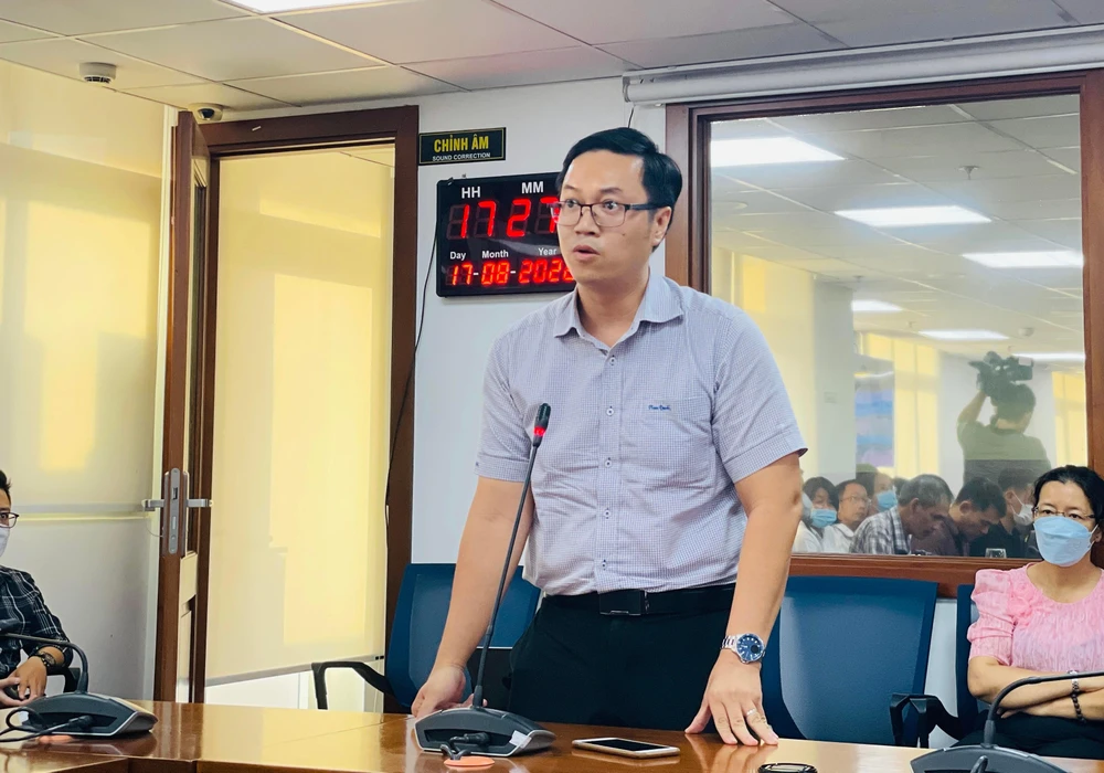 Phó Chủ tịch UBND quận Bình Tân chia sẻ thông tin tại buổi họp báo. Ảnh VH Phó Chủ tịch UBND quận Bình Tân chia sẻ thông tin tại buổi họp báo. Ảnh VH