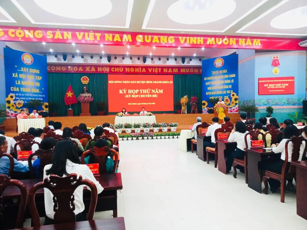 100% đại biểu HĐND huyện Bình Chánh nhất trí bầu ông Võ Đức Thanh làm Chủ tịch huyện Bình Chánh. Ảnh: VIỆT HOA