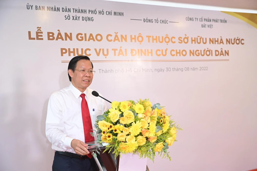 Chủ tịch UBND TP Phan Văn Mãi vui mừng phát biểu tại lễ bàn giao căn hộ tái định cư thuộc sở hữu nhà nước. Ảnh: Việt Hoa