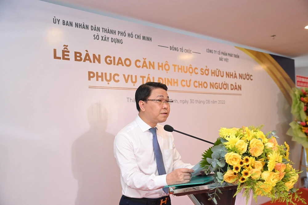 Ông Trần Hoàng Quân, Giám đốc Sở Xây dựng phát biểu tại lễ bàn giao. Ảnh: VIỆT HOA