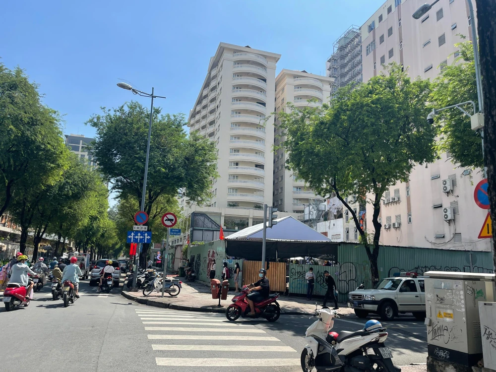 Chung cư 23 Lý Tự Trọng, phường Bến Nghé, quận 1 đã được tháo dỡ năm 2020. Ảnh VIỆT HOA