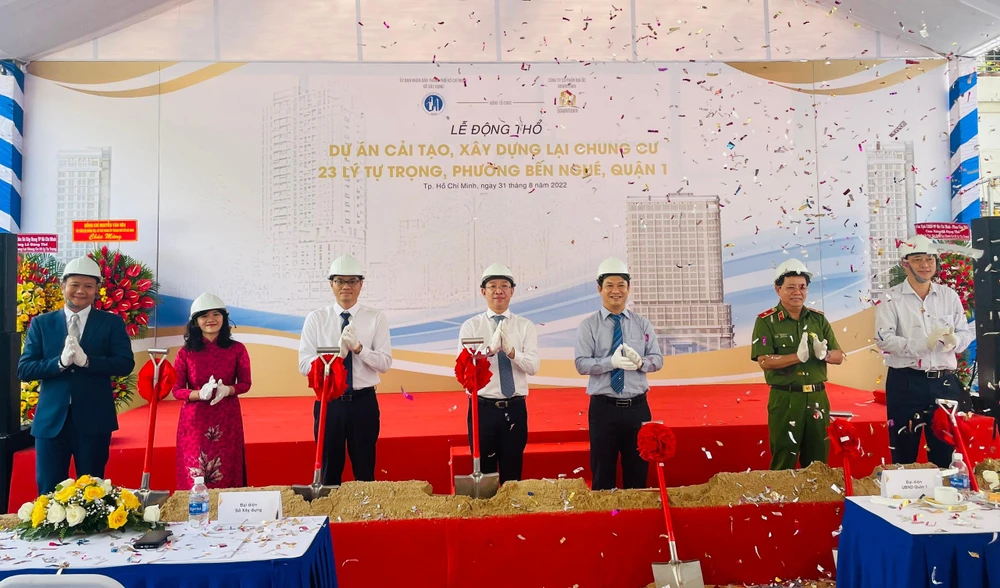 Ông Lê Trần Kiên (áo trắng ở giữa) cùng các đại biểu làm lễ động thổ xây dựng mới chung cư 23 Lý Tự Trọng. Ảnh: VIỆT HOA