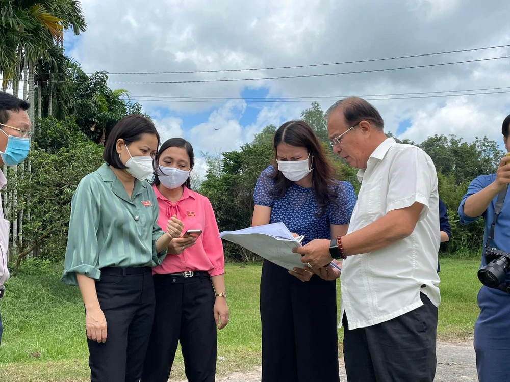 Đoàn đại biểu HĐND TP thực địa tại dự án mở rộng khu công nghiệp Tây Bắc Củ Chi trưa 20-9. Ảnh: VIỆT HOA