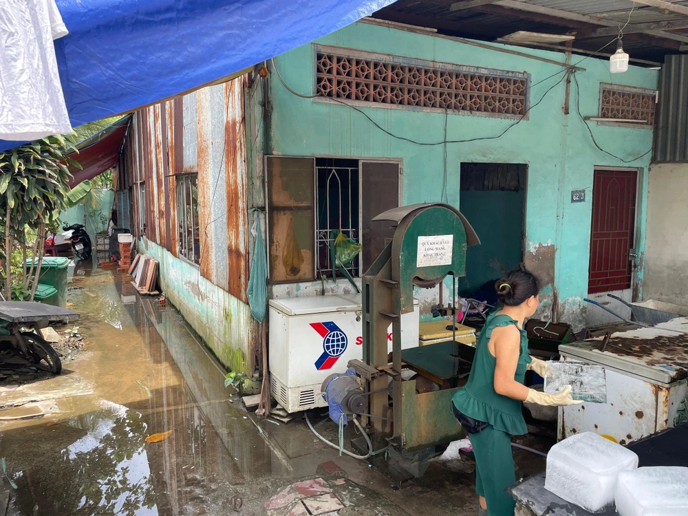 Người dân sống tại khu E nhà cửa xuống cấp nhưng không được sửa chữa do đã có thông báo thu hồi đất. Ảnh VIỆT HOA