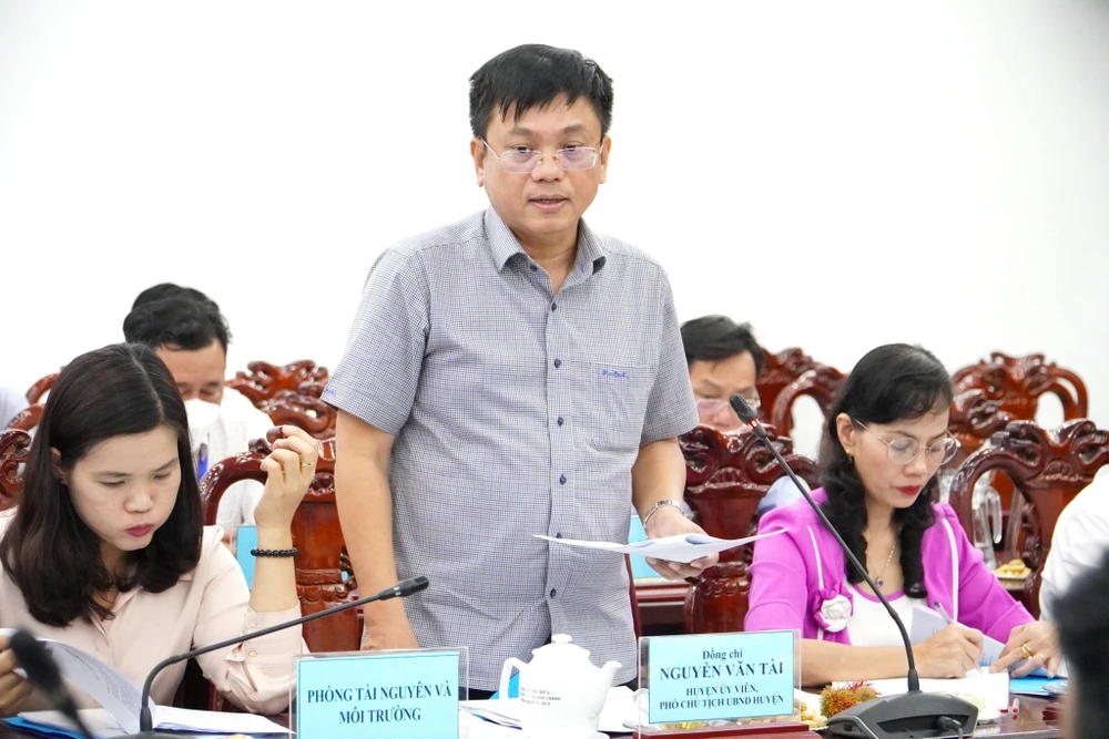 Ông Nguyễn Văn Tài, Phó Chủ tịch huyện Bình Chánh báo cáo tại buổi giám sát. Ảnh VH