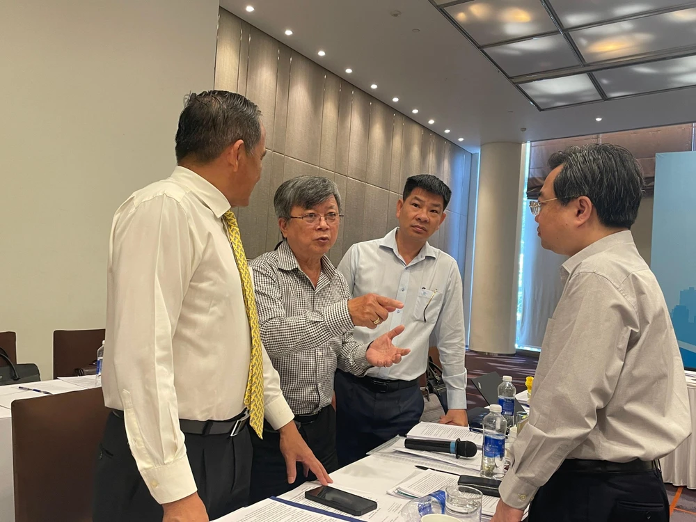 Bộ trưởng Nguyễn Thanh Nghị trao đổi với các đại biểu trong giờ giải lao. Ảnh VH