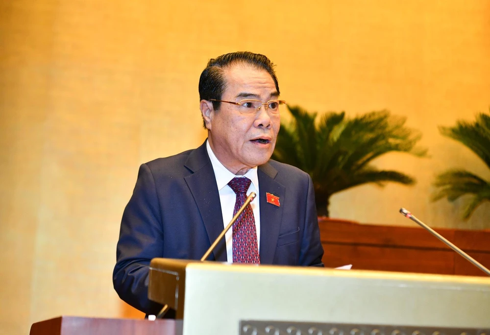 Ông Dương Thanh Bình báo cáo kết quả giám sát việc giải quyết kiến nghị của cử tri gửi đến kỳ họp thứ 3, Quốc hội khóa XV ngày 20-10. Ảnh: HOÀNG HẢI