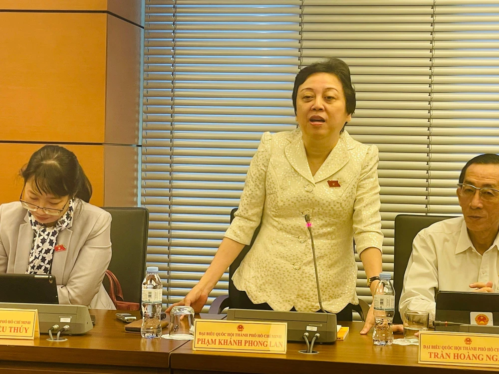 Đại biểu Phạm Khánh Phong Lan góp ý về Luật Giao dịch điện tử (sửa đổi) tại phiên thảo luận tổ sáng 2-11. Ảnh: VH