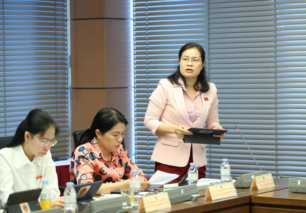 Đại biểu Nguyễn Thị Hồng Hạnh kiến nghị, dự thảo Luật cần quy định cụ thể hơn về việc xác định giá đất cụ thể để tạo hành lang pháp lý an toàn cho việc tổ chức thực hiện. Ảnh: QUANG PHÚC Đại biểu Nguyễn Thị Hồng Hạnh kiến nghị, dự thảo Luật cần quy định cụ thể hơn về việc xác định giá đất cụ thể để tạo hành lang pháp lý an toàn cho việc tổ chức thực hiện. Ảnh: QUANG PHÚC