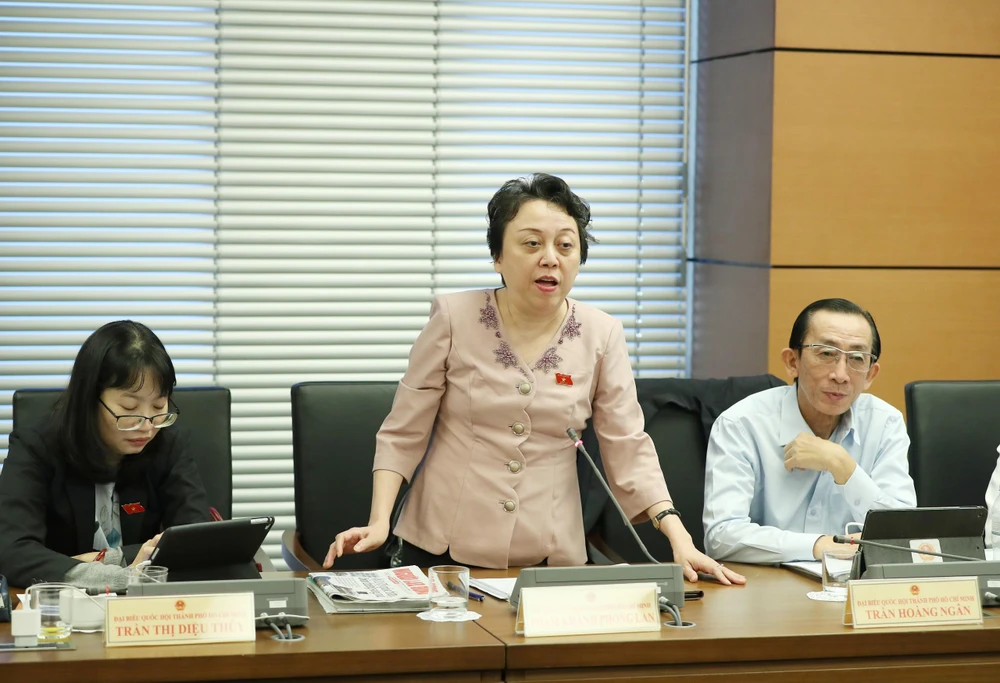 Đại biểu Phạm Khánh Phong Lan kiến nghị luật chỉ quy định Nhà nước thu hồi, trưng dụng đất cho mục đích an ninh, quốc phòng, các dự án còn lại để doanh nghiệp tự thương lượng với người dân. Ảnh:QUANG PHÚC