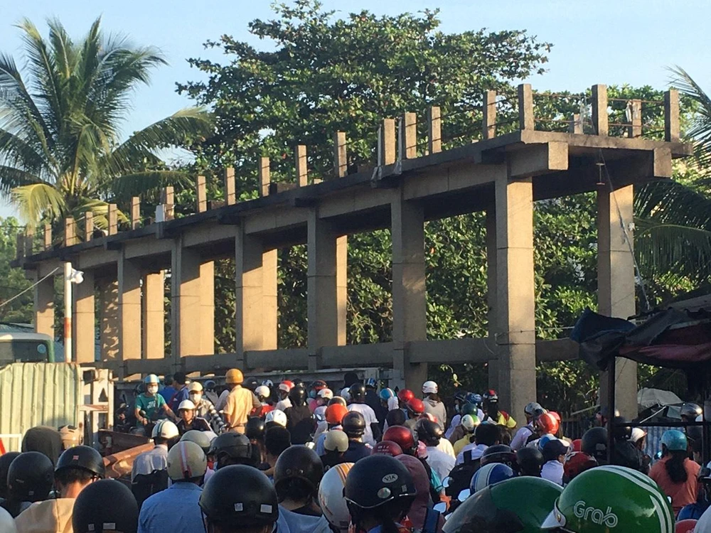 Cảnh kẹt xe sáng 6-12 tại khu vực cầu tạm cạnh cầu Rạch Chiếc. Ảnh HMT