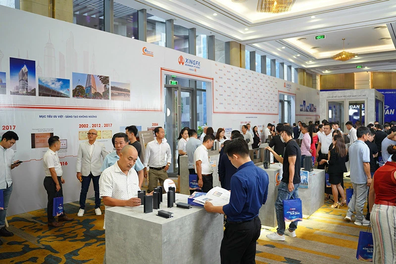 Quan khách tham quan sản phẩm mới của Xingfa tại lễ ra mắt. Ảnh VH Quan khách tham quan sản phẩm mới của Xingfa tại lễ ra mắt. Ảnh VH