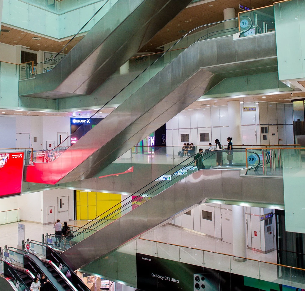 Hình ảnh vắng vẻ của tòa tháp từng là công trình nổi tiếng một thời tại TP.HCM. Ảnh VH Hình ảnh vắng vẻ của tòa tháp từng là công trình nổi tiếng một thời tại TP.HCM. Ảnh VH