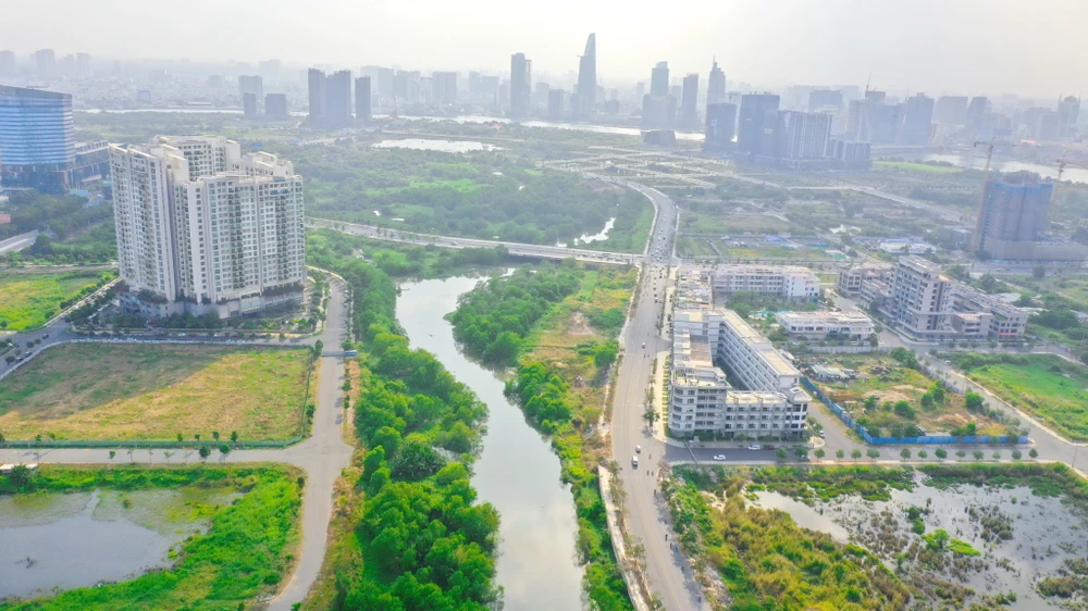 Tuyến đường Tố Hữu hiện hữu trong khu đô thị mới Thủ Thiêm. Ảnh ĐT Tuyến đường Tố Hữu hiện hữu trong khu đô thị mới Thủ Thiêm. Ảnh ĐT