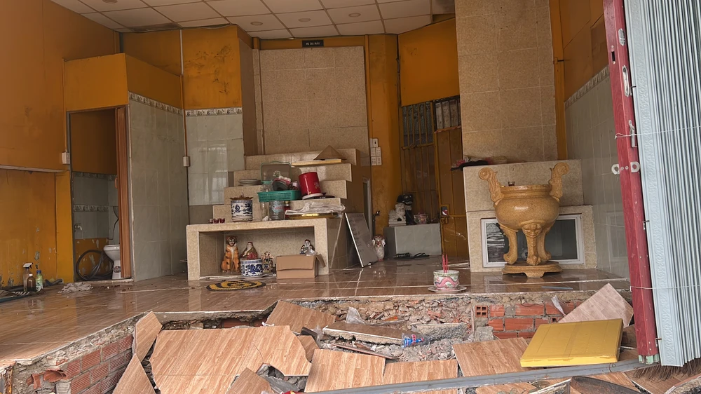 Một căn nhà bị sụt lún tại kênh Thanh Đa, phường 25. Ảnh ĐT