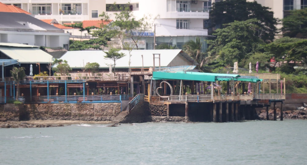 Một quán cà phê lấn ra biển tại khu vực Bãi Dâu. Ảnh KL