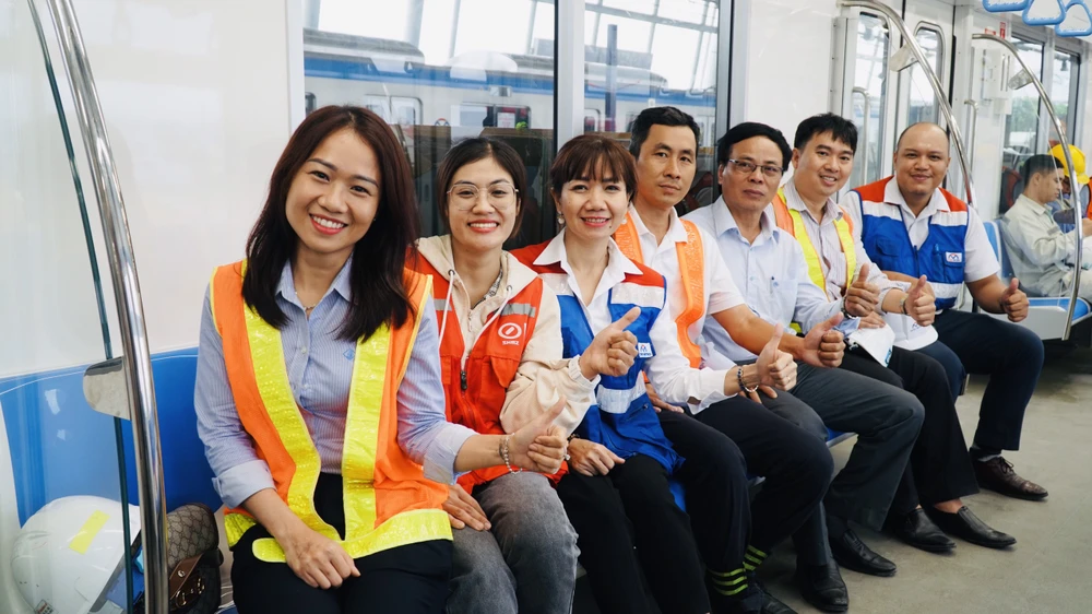 Những hành khách tham gia trải nghiệm chạy thử tuyến metro số 1. Ảnh TRANG TIẾN Những hành khách tham gia trải nghiệm chạy thử tuyến metro số 1. Ảnh TRANG TIẾN