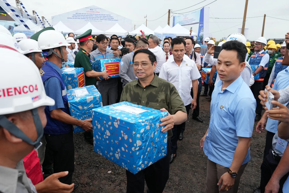Thủ tướng Phạm Minh Chính tặng quà cho các kỹ sư tại công trường dự án. Ảnh: VŨ HỘI