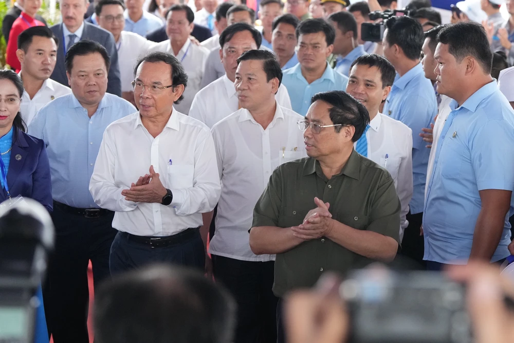 Thủ tướng Phạm Minh Chính cùng lãnh đạo các bộ ngành Trung ương và lãnh đạo các TP.HCM, Đồng Nai cùng tham gia lễ khởi công. Ảnh VŨ HỘI