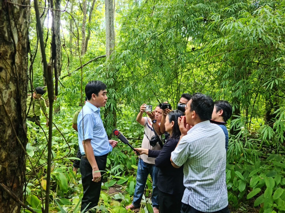Ông Sơn trả lời báo chí ngay vị trí làm lòng hồ Ka Pét. Ảnh VT Ông Sơn trả lời báo chí ngay vị trí làm lòng hồ Ka Pét. Ảnh VT