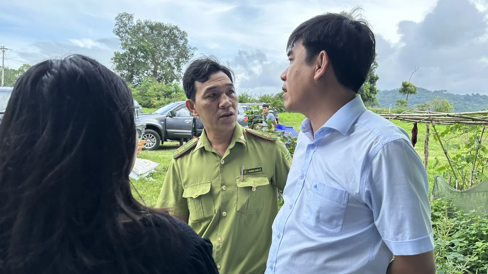 Ông Lê Thanh Sơn, Phó Giám đốc NN&amp;PTNT (áo xanh nhạt) trao đổi với lực lượng kiểm lâm. Ảnh VÕ TÙNG